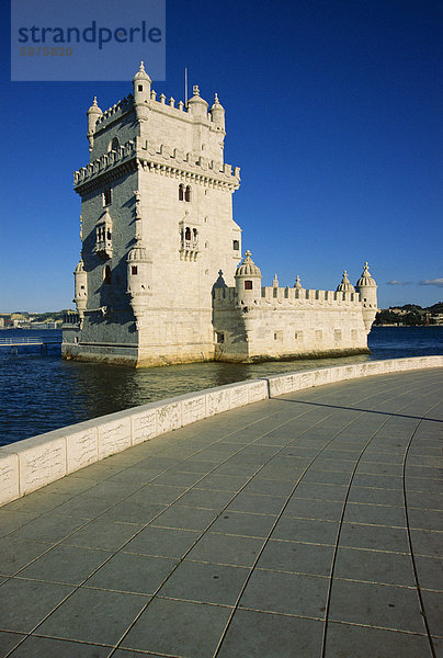 Torre de Belém (Turm von Belém)  aus dem 16. Jahrhundert  entworfen von Francisco Arruda  UNESCO-Weltkulturerbe  mit den Fluss Tejo (Tajo) entlang der Lissabon Port  Belem  Lissabon  Portugal  Europa
