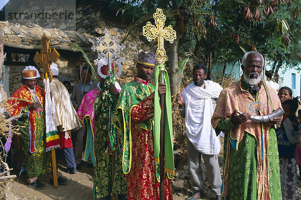 Prozession der christlichen Männern und Kreuze  Rameaux Festival  Axoum (Axum) (Aksum)  Tigre Gebiet  Äthiopien  Afrika