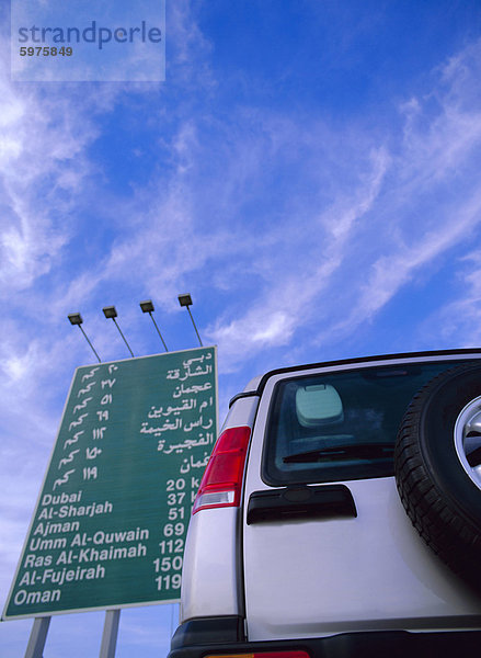 Straßenschild und Land Rover  Dubai  Vereinigte Arabische Emirate