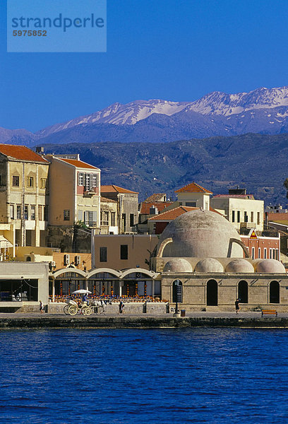 Chania (Chania) direkt am Meer und Levka Ori (weißen Berge) im Hintergrund  Hania  Insel Kreta  Griechenland  Mittelmeer  Europa