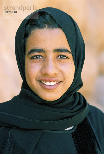 Porträt von einem Beduinen Mädchen  Wadi Rum  Jordanien  Naher Osten