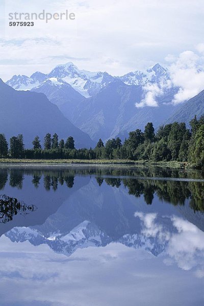 Berge der südlichen Alpen spiegelt sich in Lake Matheson  Canterbury  Südinsel  Neuseeland  Pazifik