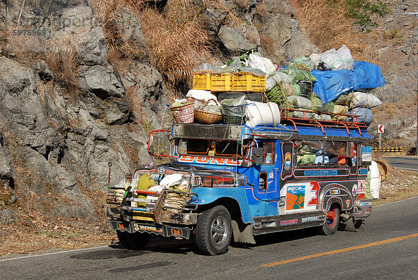 Auf stark belasteten Jeepney  ein typischer lokaler Bus  auf Kennon Road  Rosario-Baguio  Cordillera  Luzon  Philippinen  Südostasien  Asien