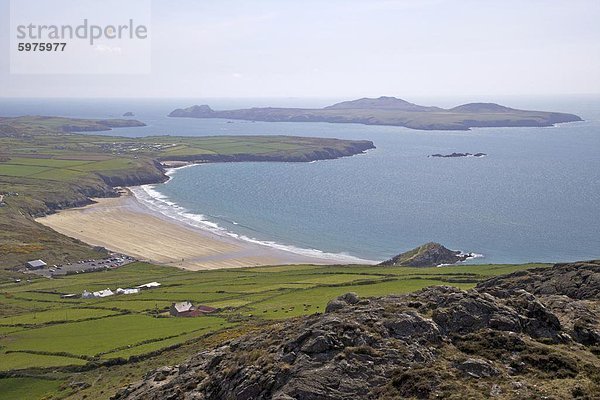 Ramsey Island  Whitesands Bay und St. Davids Kopf im Frühlingssonnenschein aus Carn Llidi  Nationalpark Pembrokeshire  Wales  Vereinigtes Königreich  Europa