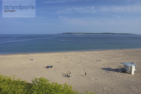 Süd Beach auf der Suche nach Caldey Island im Sommer Sonnenschein  Tenby  Pembrokeshire Nationalpark  West Wales  Wales  Vereinigtes Königreich  Europa