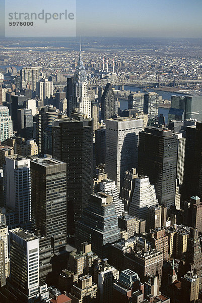Blick über Wolkenkratzer und die Stadt vom Empire State Building  New York City  New York  Vereinigte Staaten von Amerika (U.S.A.)  Nordamerika