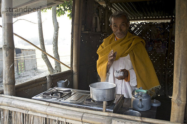 Dorf Chai Wallah (Teebereiter) macht das erste Gebräu des Tages  Kurua Dorf  Assam  Indien  Asien