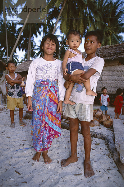 Porträt von Kindern aus dem Dorf  Mabul  Mabul Island  Ostküste  Sabah  Insel Borneo  Malaysia  Südostasien  Asien