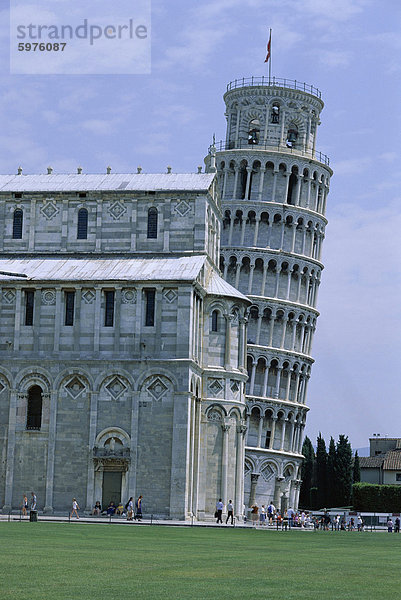 Duomo (Kathedrale) und der Schiefe Turm von Pisa  Campo dei Miracoli  UNESCO-Weltkulturerbe  Pisa  Toskana  Italien  Europa
