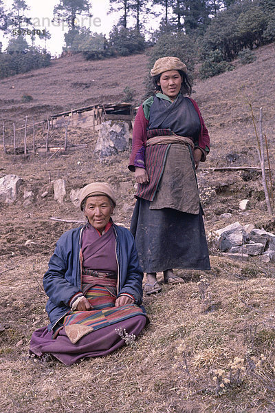 Porträt von zwei Sherpa Frauen der Berge in traditioneller Kleidung  Solu Khumbu  Nepal  Asien