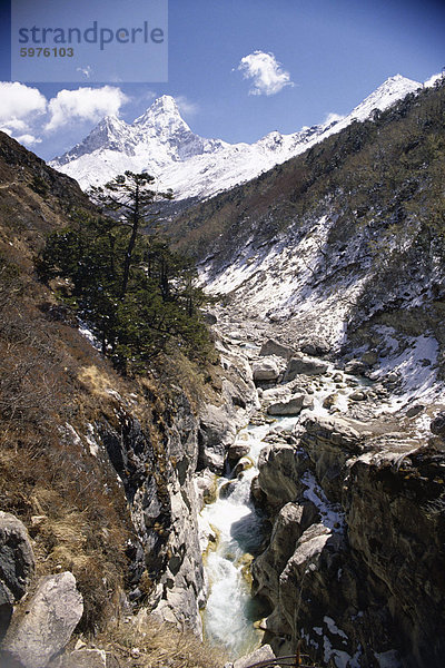 Tal in den Bergen  Everest Gebiet  Himalaya  Nepal  Asien