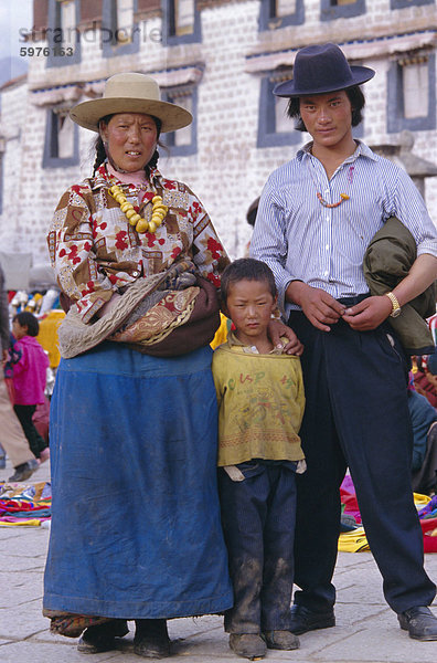 Porträt einer jungen tibetischen Familie  Lhasa  Tibet  China  Asien