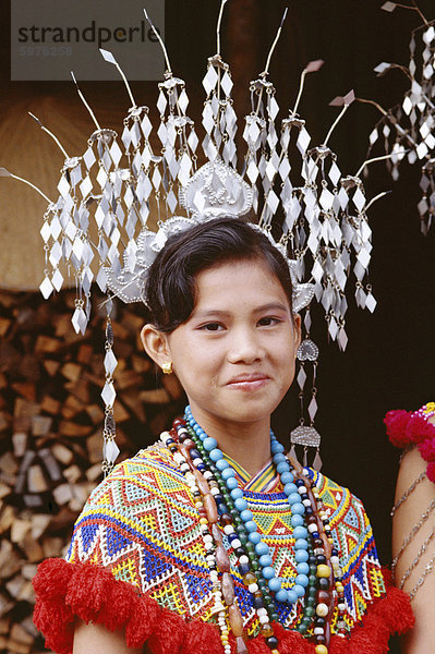 Kopf und Schultern Porträt einer Iban Mädchen  Sarawak  Insel Borneo  Malaysia  Südostasien  Asien