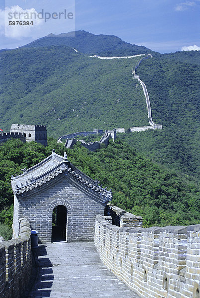 -Abschnitt der großen Mauer (aktuelle)  nordöstlich von Peking  Mutianyu  China  Asien mit Wachtürmen wiederhergestellt
