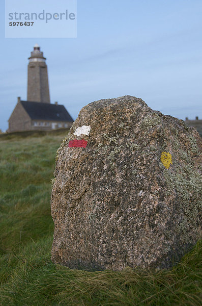 Aufschriften auf Rock für cross Land Wanderer und Leuchtturm im Hintergrund  Backstein-Point  Fermanville Dorf  Manche  Normandie  Frankreich  Europa