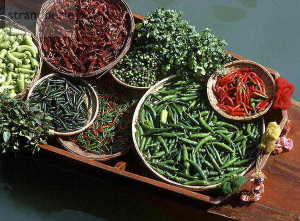 Ein Sortiment von Chilischoten  eine Heftklammer Zutat Thai Kochen  auf den Verkauf auf einem Boot in einem schwimmenden Markt in Thailand  Südostasien  Asien