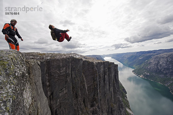 Base springen auf Lyseboten  Lysefjord  Norwegen  Skandinavien  Europa