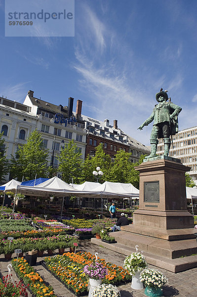 Blumenmarkt und Statue von Christian IV.  Oslo  Norwegen  Skandinavien  Europa