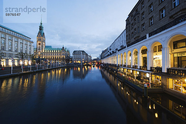 Rathaus (City Hall) bei Nacht beleuchtet spiegelt sich in einem Kanal  Hamburg  Deutschland  Europa