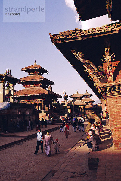 Ansicht von Tempeln und Menschen zu Fuß in Durbar Square  Patan  Nepal