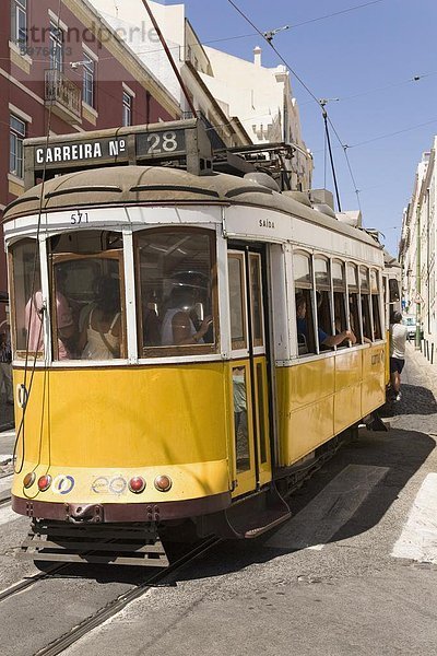 Eine Straßenbahn Nr. 28 verläuft entlang der malerischen Route beliebt bei Touristen in der Alfama Viertel von Lissabon  Portugal  Europa