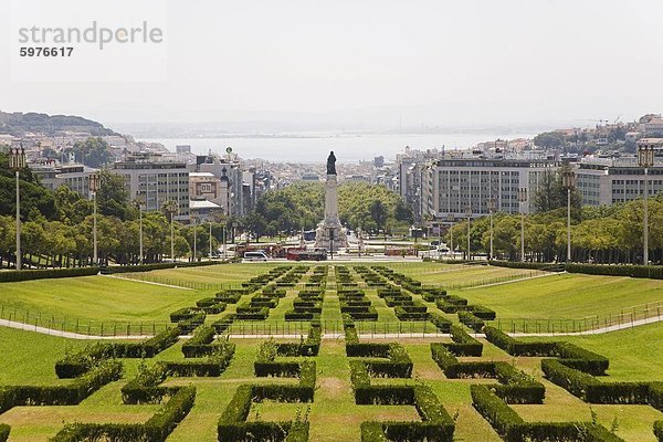 Das Grün des Parque Eduard VII läuft in Richtung Denkmal des Marques de Pombal in Lissabon  Portugal  Mitteleuropa