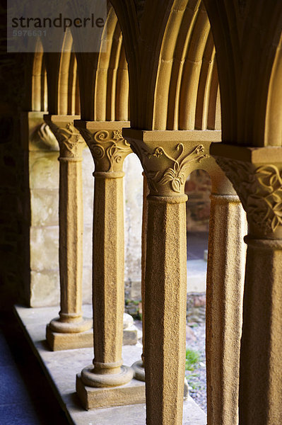 Fein geschnitzten Kapitellen im Kreuzgang  das Kloster Iona Insel Iona  Schottland  Vereinigtes Königreich  Europa