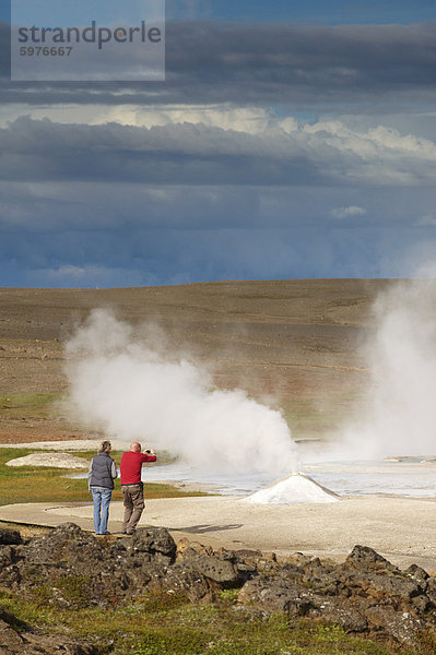 Touristen  die die Bilder von Oskurholshver (schreienden Frühling)  berühmte heiße Frühling bei Hveravellir  Kjolur  Island  Polarregionen
