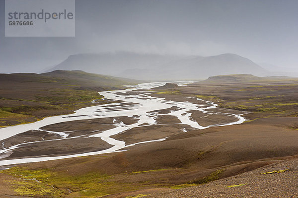 Jokulkvisl Fluss und Tal am Fuße des Kerlingarfjoll Bergen  eine majestätische massiv von Rhyolith Kuppeln  Island  Polarregionen