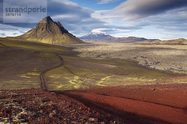 Mount Krakatindur  858 m  stehend im Feld Lava Nyjahraun östlich der Hekla-Vulkan in der Ferne  Fjallabak Strecke Norden (Nyrdri-Fjallaback) in den Polarregionen Interieur  Island  einsame