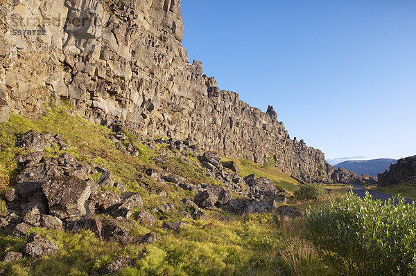 Almannagja (alle Mannes Gorge) Kliff ist die Kulisse des Althing  gesetzgebende Versammlung der Vergangenheit  auch den Rand der nordamerikanischen tektonischen Platte  Thingvellir National Park  UNESCO-Weltkulturerbe  südwestlich Island (Sudurland)  Island  Polarregionen