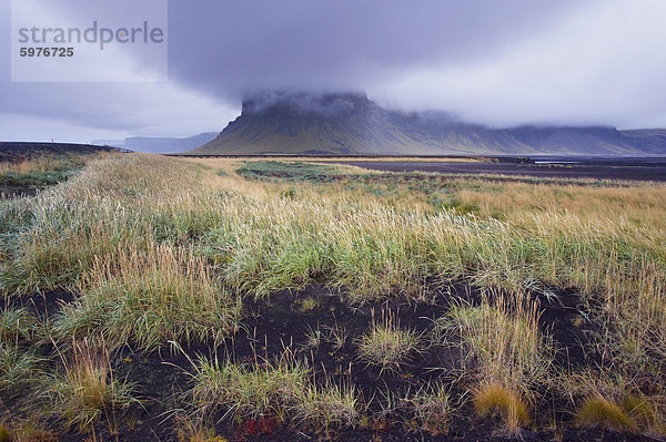 Mount Lomagnupur  767 m  in der Nähe von Nupsstadur ist eine bemerkenswerte Sehenswürdigkeit über die flache schwarzen Sand weiten des Skeidararsandur  Südost-Island (Austurland)  Island  Polarregionen