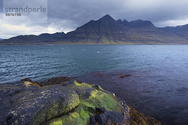 Mount Bulanstindur charakteristische konische Form von den Ufern des Berufjordur Fjord  East Fjorde Gebiet (Austurland)  Island  Polarregionen