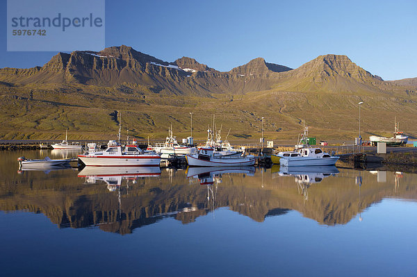Faskrudsfjordur  Fischerdorf gegründet französischen Fischern im frühen 19. Jahrhundert  wo alle Straßennamen in Isländisch und Französisch  Faskrudsfjordur Fjord  East Fjorde Gebiet (Austurland)  Island  Polarregionen sind