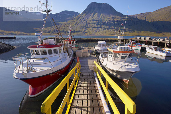 Eskifjordur Dorf  Eskifjordur Fjord  East Fjorde Gebiet (Austurland)  Island  Polarregionen