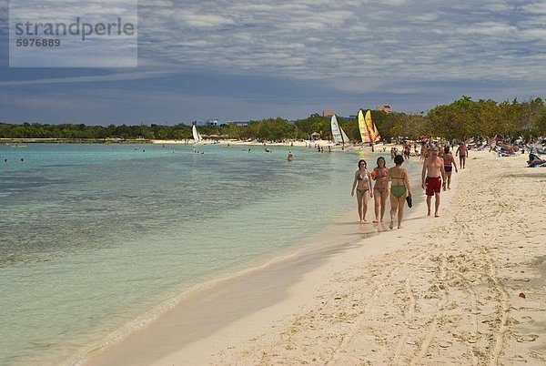 Strand mit Touristen  Guadalavaca  Kuba  Westindische Inseln  Karibik  Mittelamerika