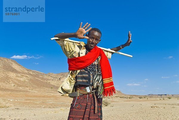 Ferne Stammesangehörige auf seinem Weg nach Hause  in der Nähe von Lac Abbe  Dschibuti  Afrika