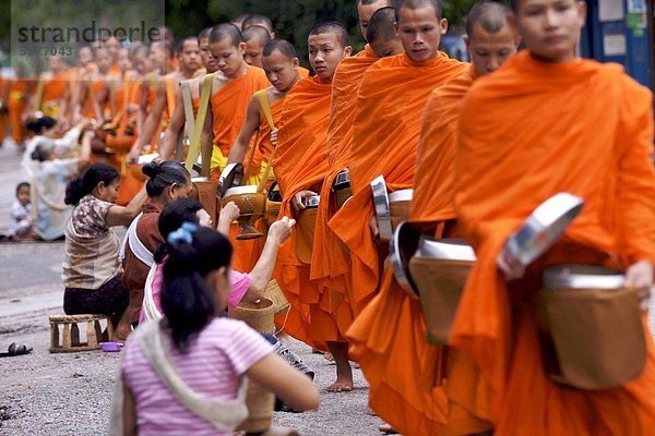 Mönche  die Verarbeitung im Morgengrauen um Almosen von Reis in Luang Prabang  Laos  Indochina  Südostasien  Asien