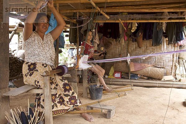 Weber in das Dorf von Pak Ou  auf dem Mekong-Fluss  in der Nähe von Luang Prabang  Laos  Indochina  Südostasien  Asien