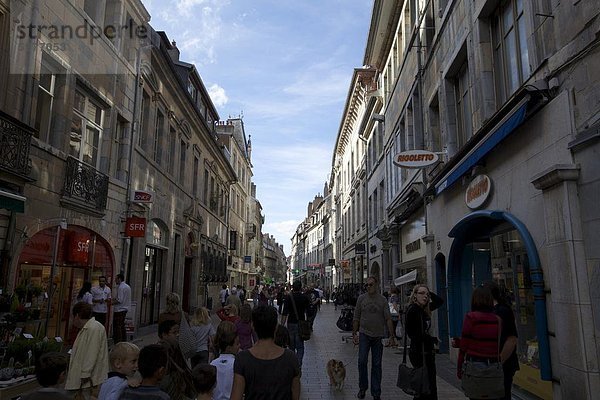 Straßenszene in der Stadt Besançon  Doubs  Franche-Comte  Frankreich  Europa