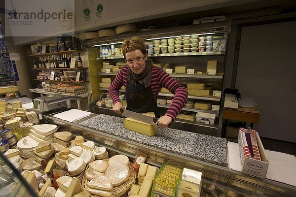 Ein Käse-Shop auf dem Markt von Besançon  Doubs  Franche-Comte  Frankreich  Europa