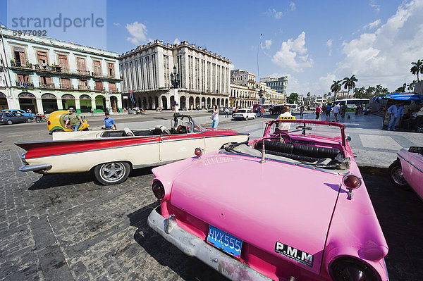 Helligkeit  Auto  amerikanisch  pink  Karibik  Westindische Inseln  Mittelamerika  fünfziger Jahre  50er  Klassisches Konzert  Klassik  Kuba