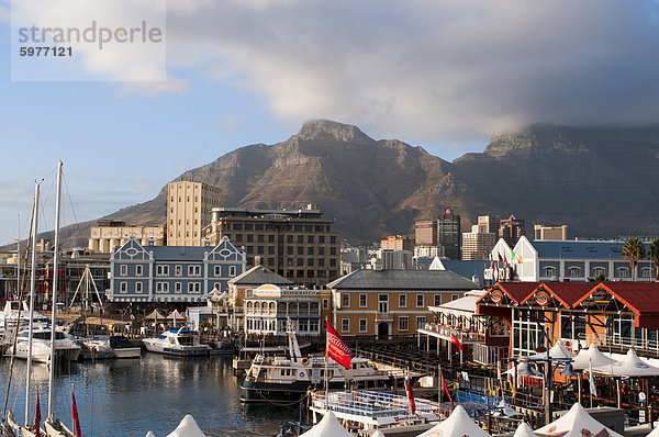 V & A Waterfront mit Tafelberg im Hintergrund  Kapstadt  Südafrika  Afrika