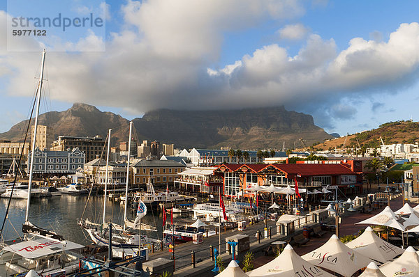 V & A Waterfront mit Tafelberg im Hintergrund  Kapstadt  Südafrika  Afrika