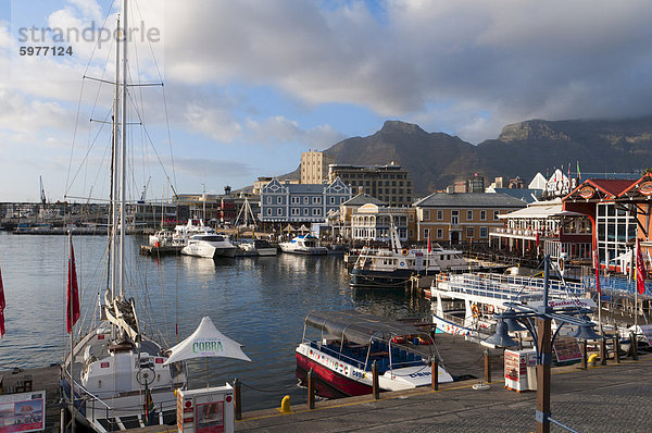 V & A Waterfront mit Tafelberg im Hintergrund  Kapstadt  Südafrika  Afrika