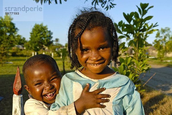 Kinder posieren für die Kamera  Taomasina  Madagaskar  Afrika