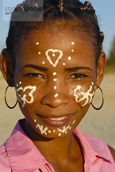 Hübsche junge Mädchen mit kleine Gemälde in ihrem Gesicht  Morondave  Madagaskar  Afrika