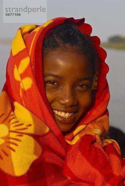 Mädchen sitzen in das Morgenlicht am Manambolo River  Tsingy de Bemaraha  Madagaskar  Afrika