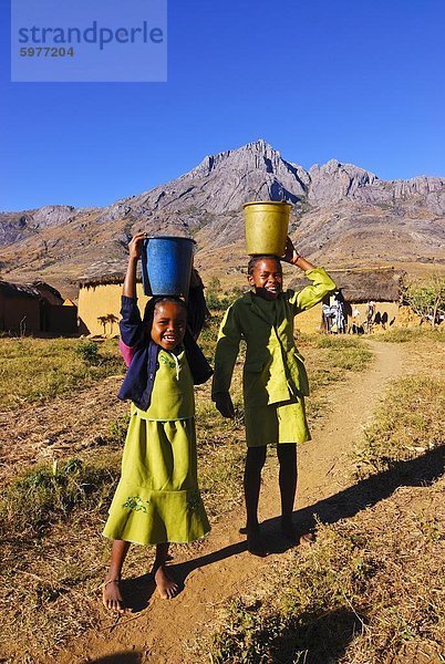 Junge Mädchen gehen zum Wasser gut  Andringitra Nationalpark  Madagaskar  Afrika