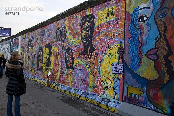 Berliner Mauer  East Side Gallery am Muhlenstrasse  Berlin  Deutschland  Europa